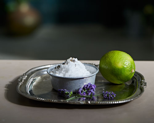 Lime-frugt, lavendel stilk med blomster og urte-salt hos Sofiebadet på Christianshavn