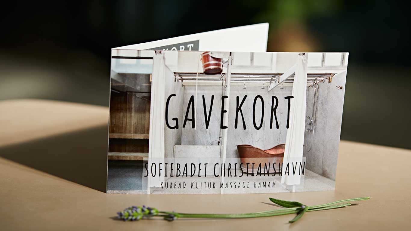 Gavekort til Sofiebadet på Christianshavn står på et bord med en lavendelstilk