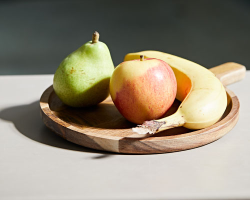 Pære, æble og banan på et lækkert træfad hos Sofiebadet på Christianshavn